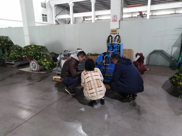 Welcome Russia client visit us to see high pressure oil free compressor