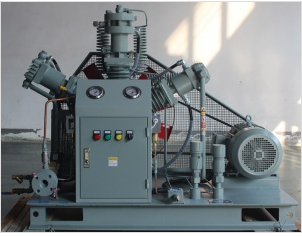 How is the nitrogen compressor operating correctly